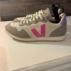 Veja Women’s Runner with Pink V and Lavender Heel